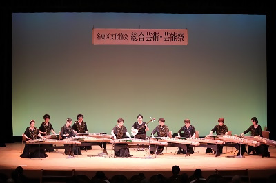 写真：10人で琴を演奏する様子