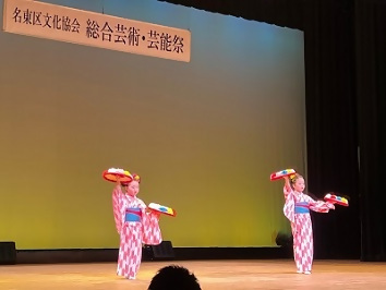 写真：2人の子どもが日本舞踊を踊る様子