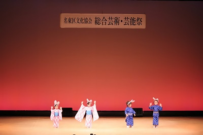 写真：4人の子どもが日本舞踊を踊る様子