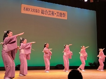 写真：6人で日本舞踊を踊る様子