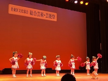 写真：7人の子どもたちがチアダンスを踊る様子1