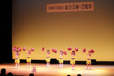 写真：6人の子どもたちがチアダンスを踊る様子