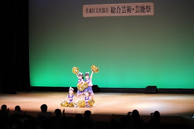 写真：4人の子どもたちがチアダンスを踊る様子