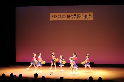 写真：7人の子どもたちがチアダンスを踊る様子2