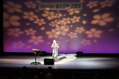 写真：カラオケを歌う様子1