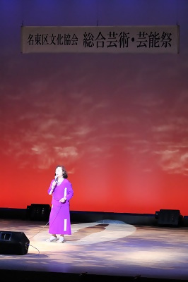 写真：カラオケを歌う様子2