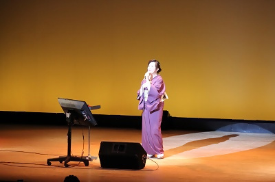 写真：カラオケを歌う様子3