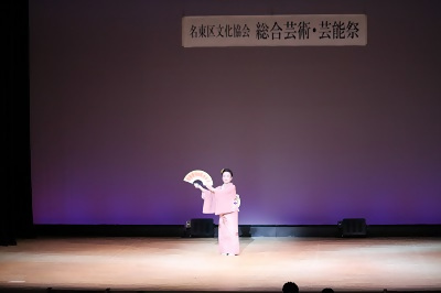 写真：舞踊を踊る様子1