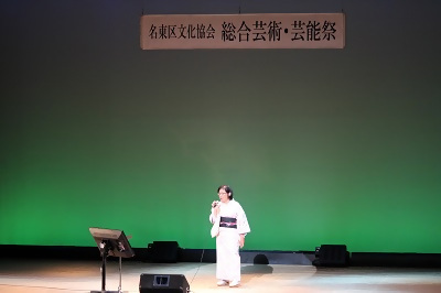 写真：カラオケを歌う様子4