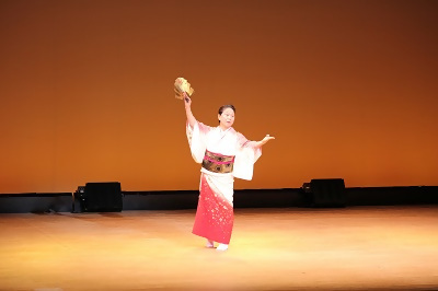写真：日本舞踊を踊る様子2