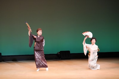 写真：2人で日本舞踊を踊る様子