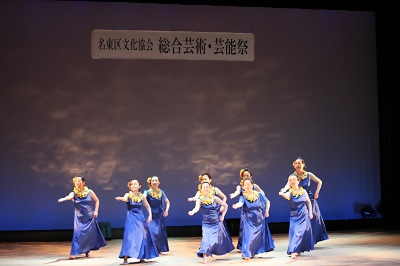 写真：9人でフラダンスを踊る様子