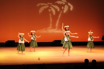 写真：5人の子どもたちがフラダンスを踊る様子