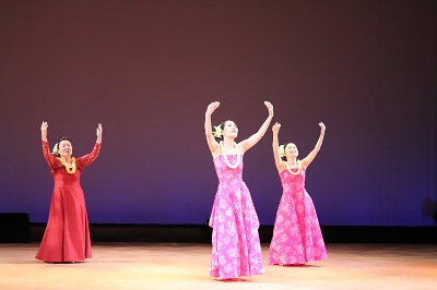 写真：3人でフラダンスを踊る様子