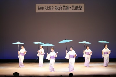 写真：6人で民謡を踊る様子