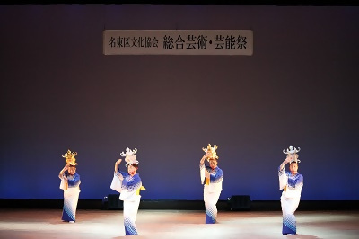 写真：4人で民謡を踊る様子1