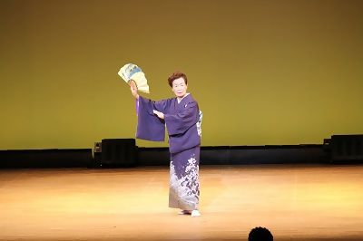 写真：日本舞踊を踊る様子3