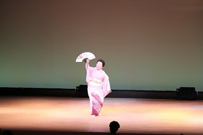 写真：舞踊を踊る様子2