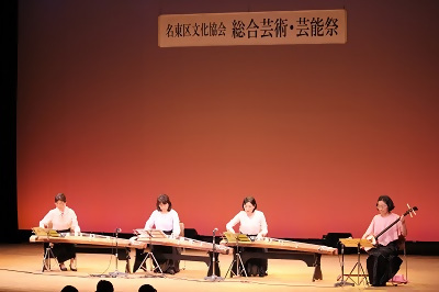 写真：4人が琴などを演奏する様子