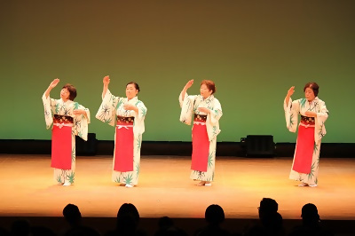 写真：4人で民謡を踊る様子2