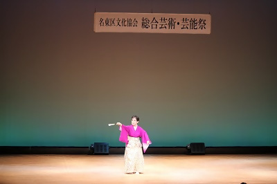 写真：日本舞踊を踊る様子1