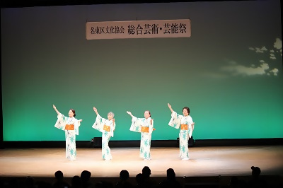 写真：4人で民謡を踊る様子3