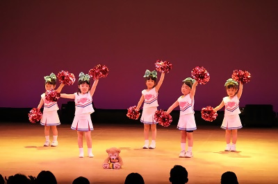 写真：5人の子どもたちがチアダンスを踊る様子
