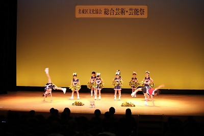 写真：9人の子どもたちがチアダンスを踊る様子