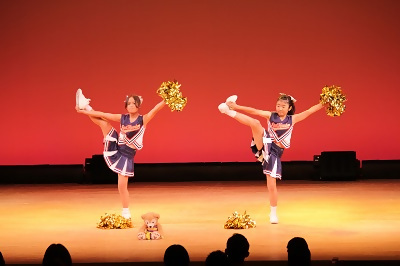 写真：2人でチアダンスを踊る様子
