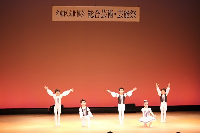 写真：子どもたちがバレエを踊る様子