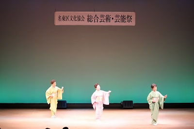 写真：3人で日本舞踊を踊る様子