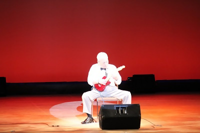 写真：ウクレレを演奏している様子