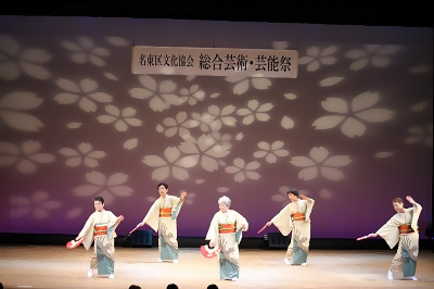 写真：5人で民踊を踊る様子