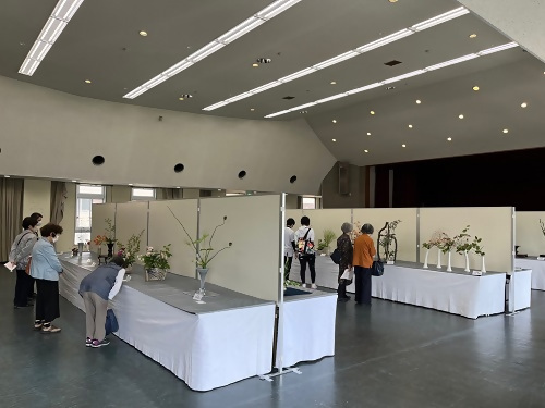 写真：お花を楽しむ来場者の様子