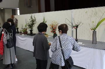 写真：来場者の皆さまがお花を楽しむ様子1