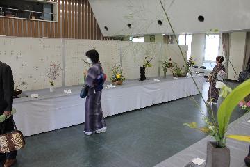 写真：来場者の皆さまがお花を楽しむ様子2