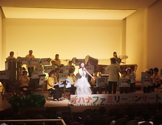 写真：ゲスト歌手が歌っている様子
