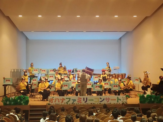 写真：着ぐるみを着た指揮者とお面を被った出演者たち