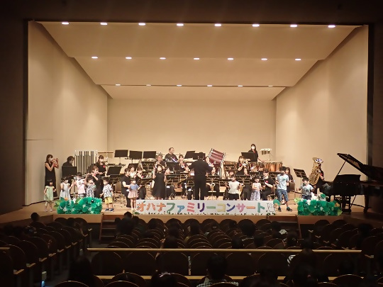 写真：演奏に合わせて踊る子供たち