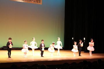 写真:子どもたちがクラシックバレエを踊る様子