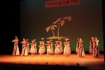 写真:女性がフラダンスを踊る様子