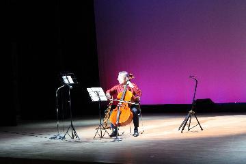 写真:男性がチェロを演奏する様子