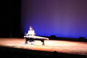 写真:女性が箏を演奏する様子