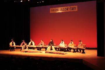写真:女性10人が箏を演奏する様子