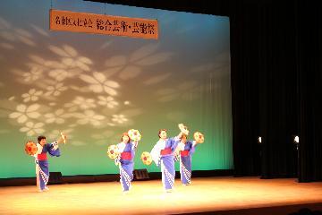 写真:青色の浴衣の女性4人が民踊を踊る様子