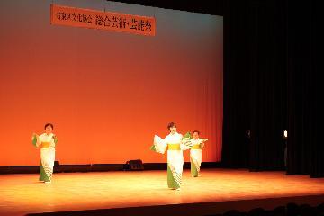 写真:着物の女性3人が民踊を踊る様子