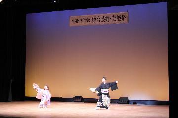 写真:着物の女性2人が日本舞踊を踊る様子