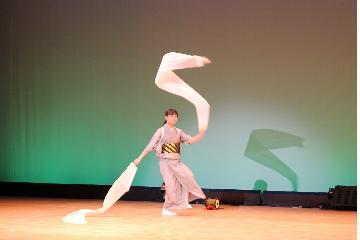 写真:うす紫色の着物の女性が日本舞踊を踊る様子