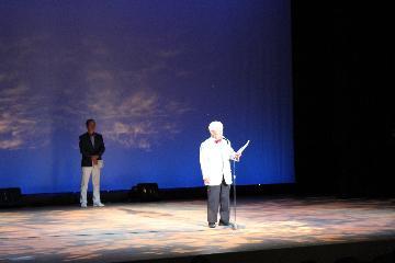 写真:男性が詩吟をしている様子