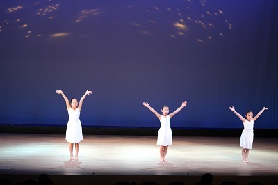 写真：3人のダンサーがモダンダンスを踊る様子